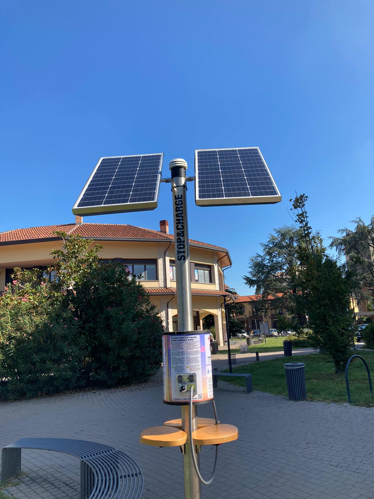 Stazione Ricarica Smartphone Solare in Legno – Ricarica ad energia solare